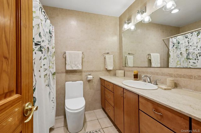 130 Wood Hollow Lane, New Rochelle, NY 10804