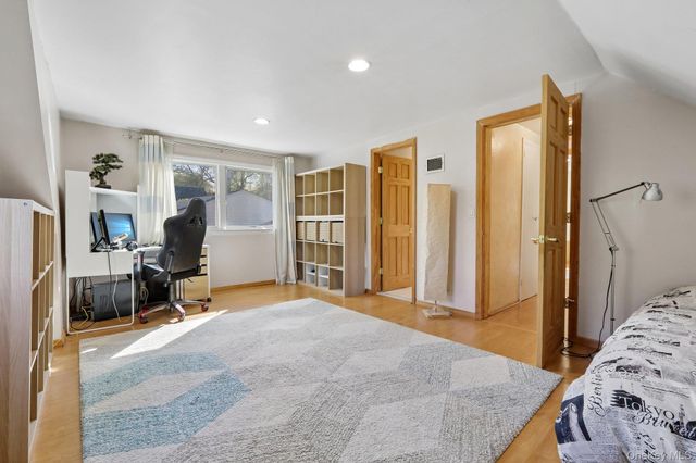 130 Wood Hollow Lane, New Rochelle, NY 10804