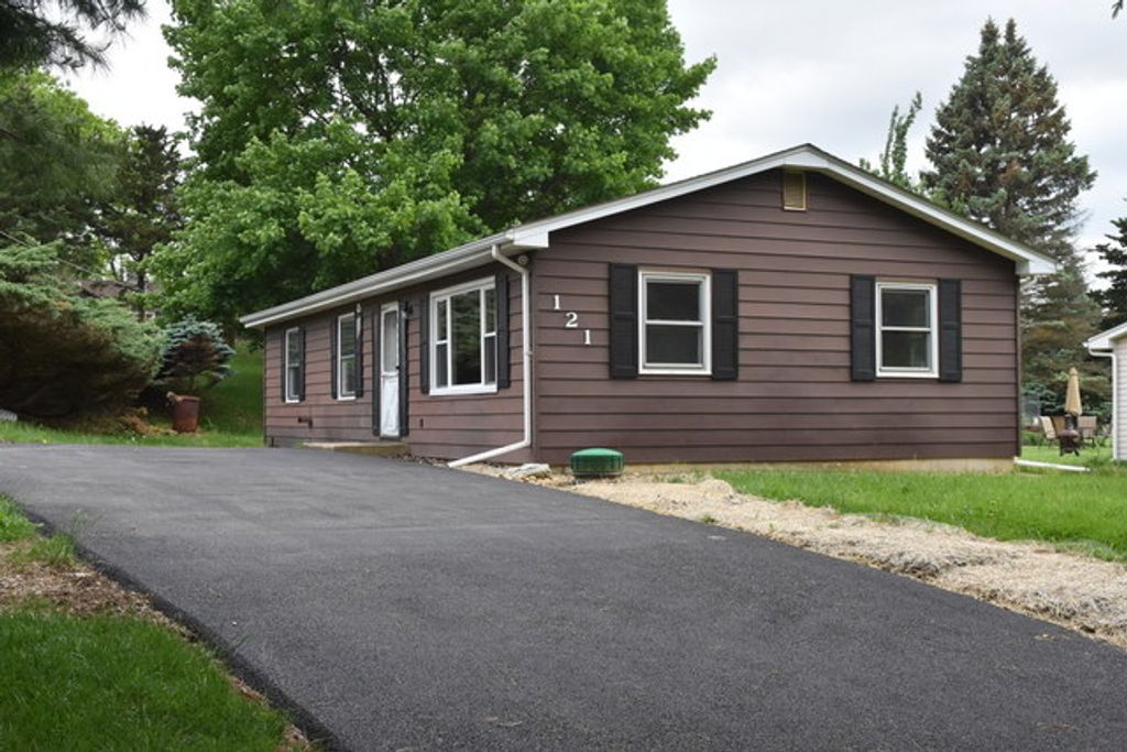 121 Pheasant Trail, Carpentersville, IL 60110