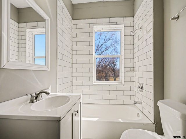 3833 Parker Street, Omaha, NE 68111