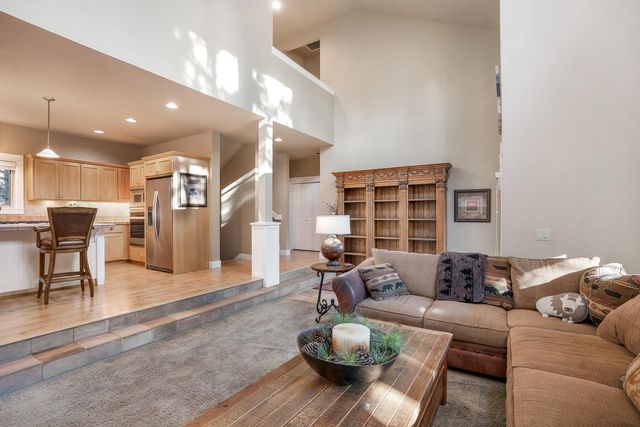 19672 Winter Wren Loop, Bend, OR 97702