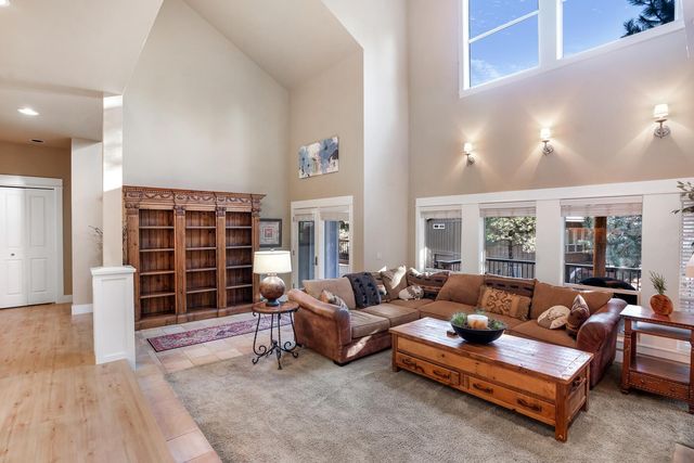 19672 Winter Wren Loop, Bend, OR 97702