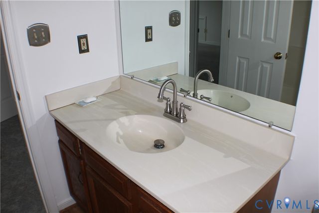 5121 Reids Pointe Rd, Glen Allen, VA 23060