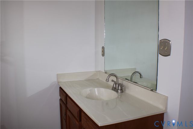 5121 Reids Pointe Rd, Glen Allen, VA 23060