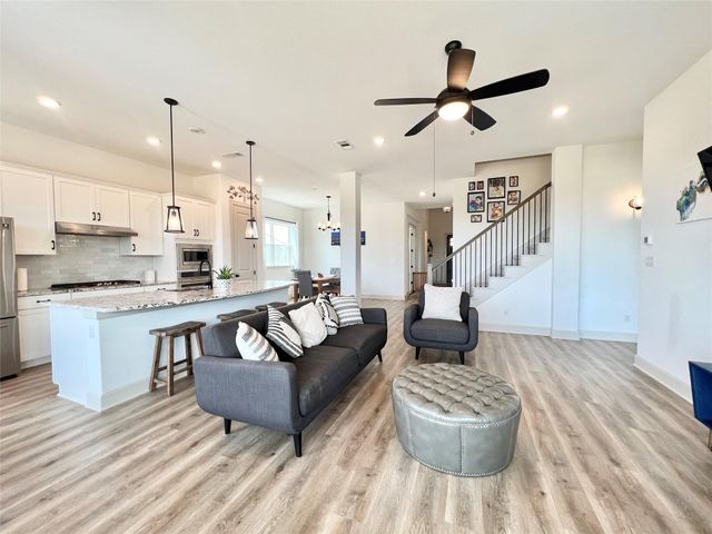 992 Hazy Hills LOOP, Dripping Springs, TX 78620