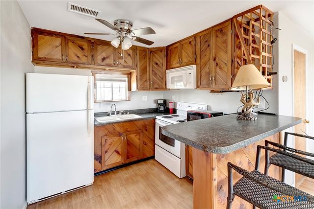 705 W Jefferson Avenue, Port O'connor, TX 77982