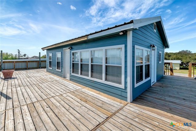 705 W Jefferson Avenue, Port O'connor, TX 77982