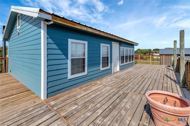 705 W Jefferson Avenue, Port O'connor, TX 77982
