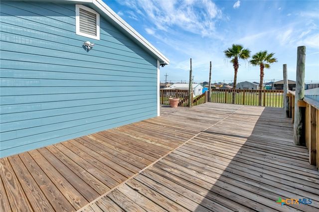705 W Jefferson Avenue, Port O'connor, TX 77982