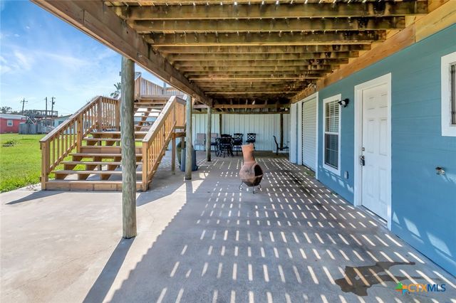 705 W Jefferson Avenue, Port O'connor, TX 77982