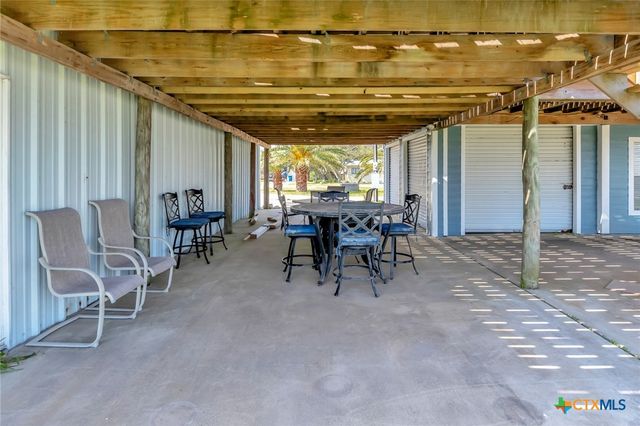 705 W Jefferson Avenue, Port O'connor, TX 77982