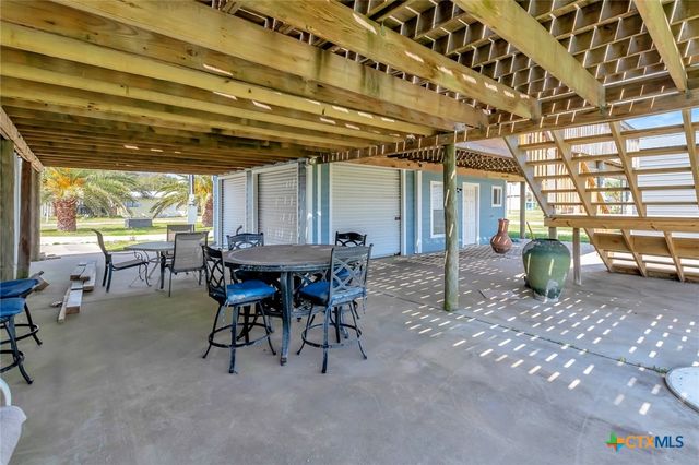 705 W Jefferson Avenue, Port O'connor, TX 77982