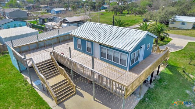 705 W Jefferson Avenue, Port O'connor, TX 77982