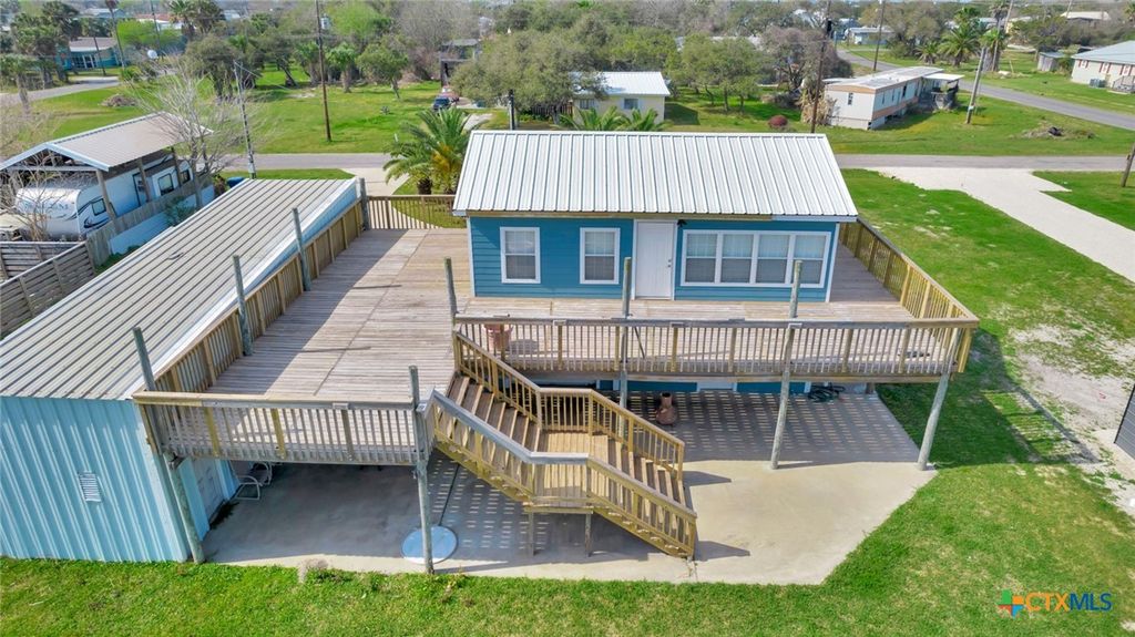705 W Jefferson Avenue, Port O'connor, TX 77982