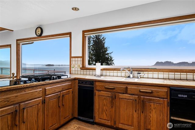 193 Robert Gray Drive SW, Ilwaco, WA 98624