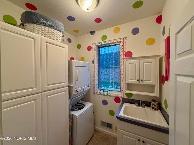 14857 Lake Winds Drive, Perrysburg, OH 43551