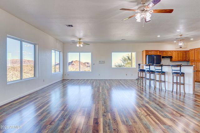 3246 N SILVER TIP Trail, Queen Valley, AZ 85118