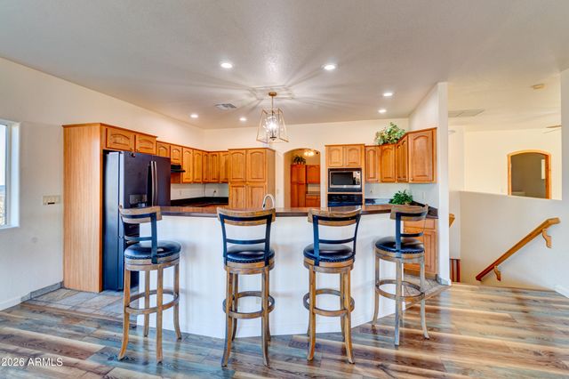 3246 N SILVER TIP Trail, Queen Valley, AZ 85118