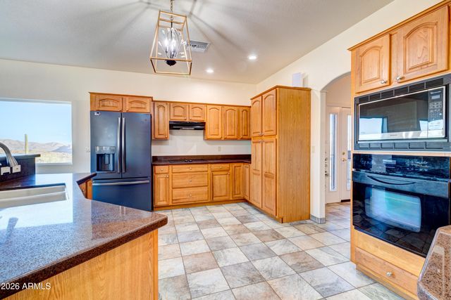 3246 N SILVER TIP Trail, Queen Valley, AZ 85118