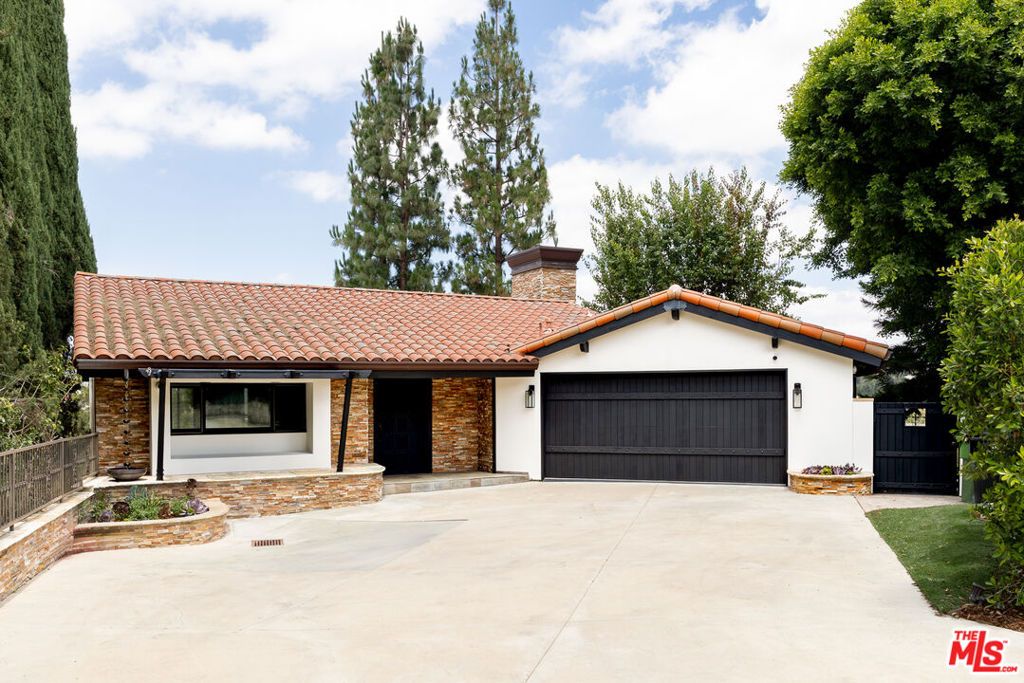 Image 1 of property listing at 4920 Llano Drive, Woodland Hills, CA 91364