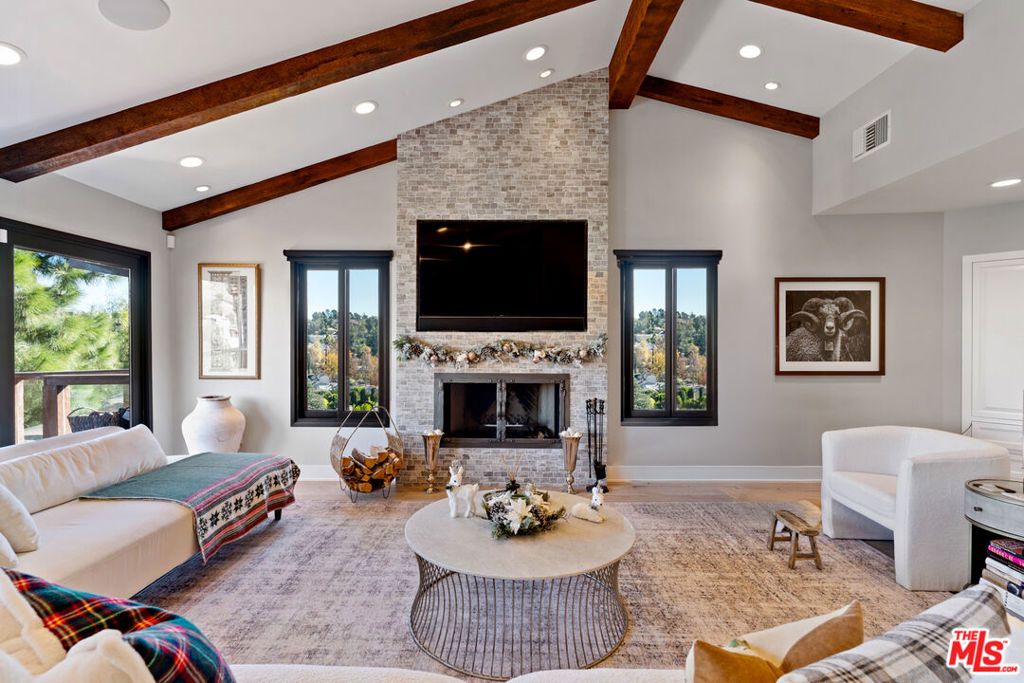 Image 10 of property listing at 4920 Llano Drive, Woodland Hills, CA 91364
