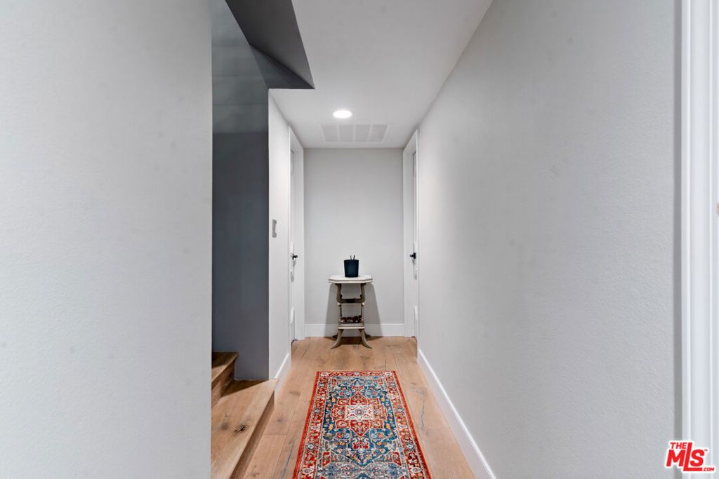 Image 11 of property listing at 4920 Llano Drive, Woodland Hills, CA 91364