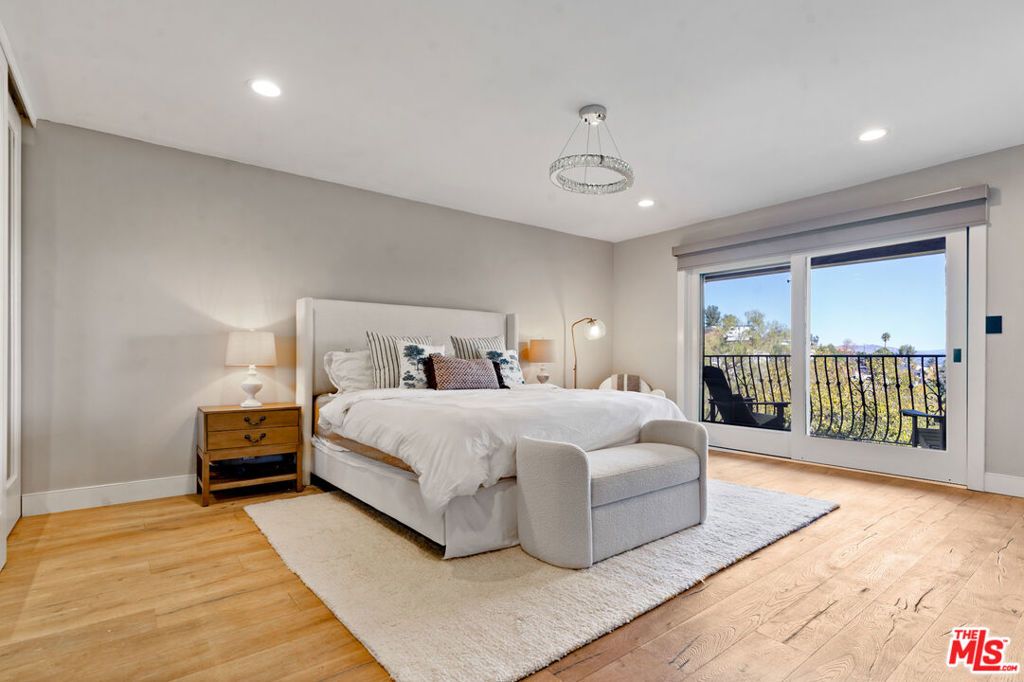 Image 12 of property listing at 4920 Llano Drive, Woodland Hills, CA 91364