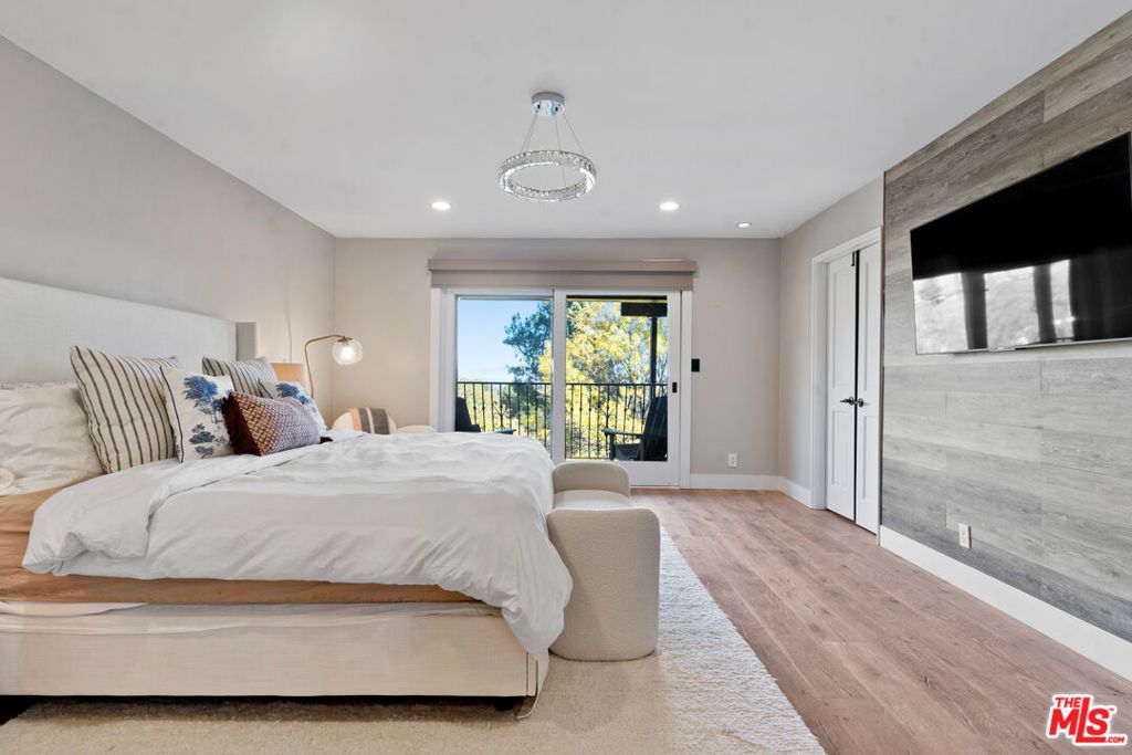 Image 13 of property listing at 4920 Llano Drive, Woodland Hills, CA 91364