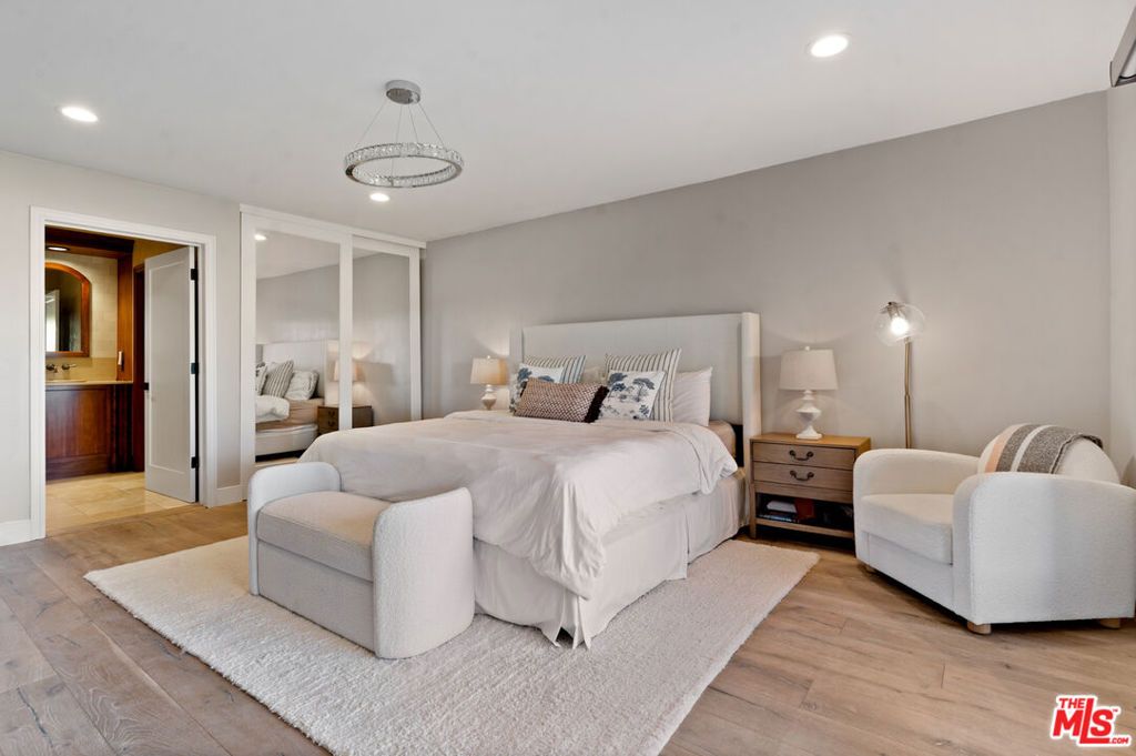 Image 14 of property listing at 4920 Llano Drive, Woodland Hills, CA 91364