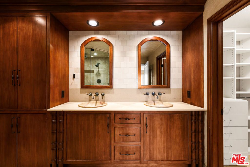 Image 15 of property listing at 4920 Llano Drive, Woodland Hills, CA 91364
