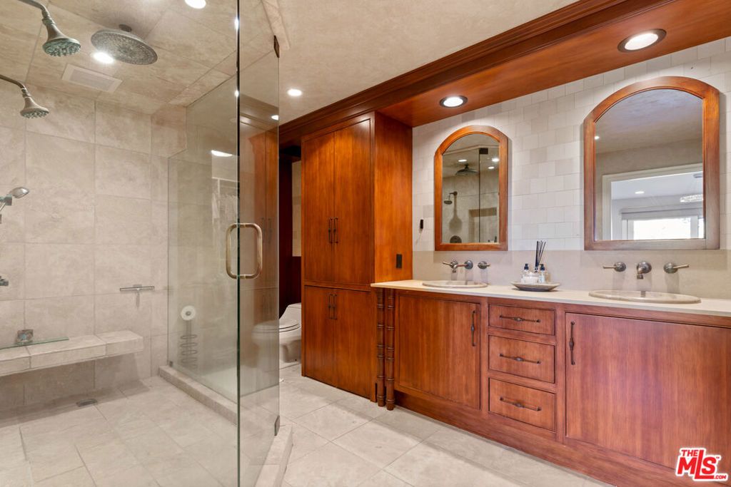 Image 16 of property listing at 4920 Llano Drive, Woodland Hills, CA 91364