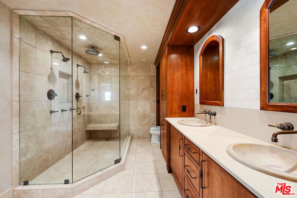 Image 17 of property listing at 4920 Llano Drive, Woodland Hills, CA 91364