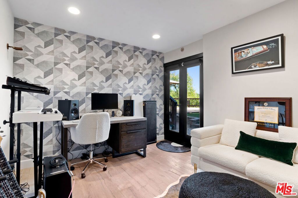 Image 20 of property listing at 4920 Llano Drive, Woodland Hills, CA 91364