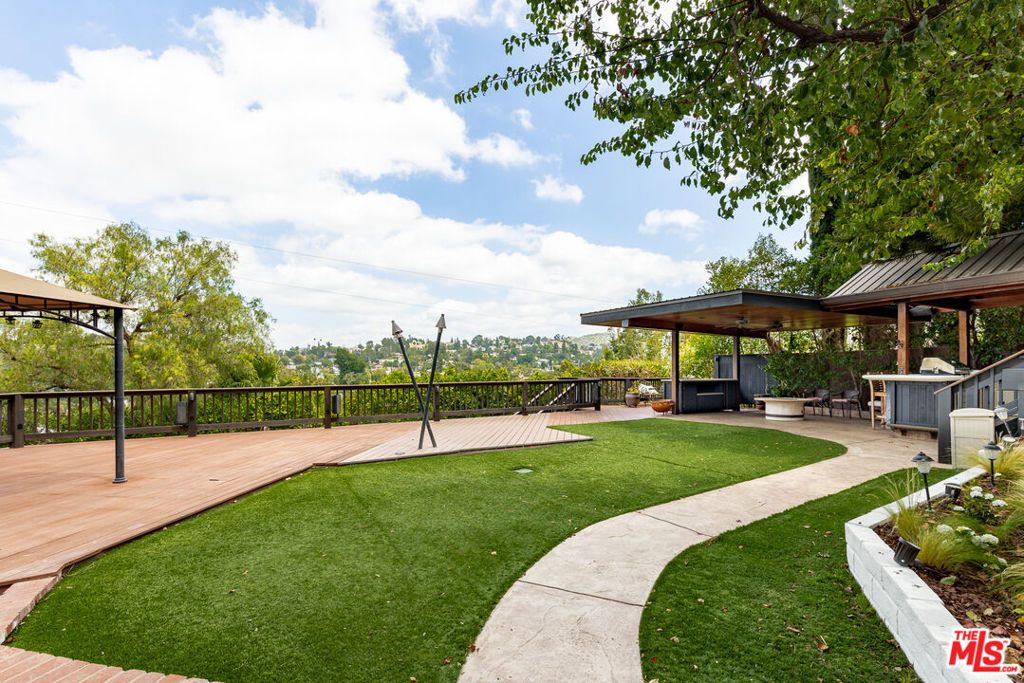 Image 22 of property listing at 4920 Llano Drive, Woodland Hills, CA 91364