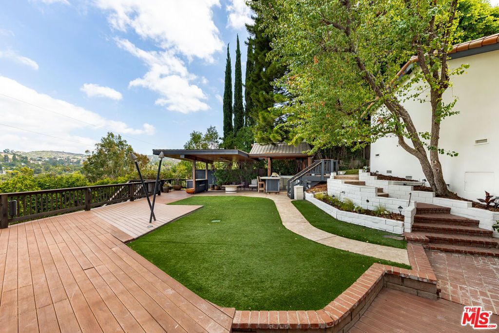 Image 23 of property listing at 4920 Llano Drive, Woodland Hills, CA 91364