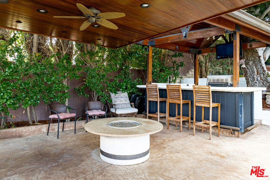 Image 26 of property listing at 4920 Llano Drive, Woodland Hills, CA 91364