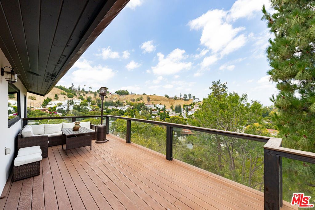 Image 29 of property listing at 4920 Llano Drive, Woodland Hills, CA 91364
