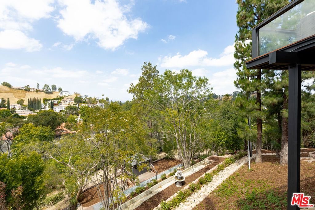 Image 31 of property listing at 4920 Llano Drive, Woodland Hills, CA 91364