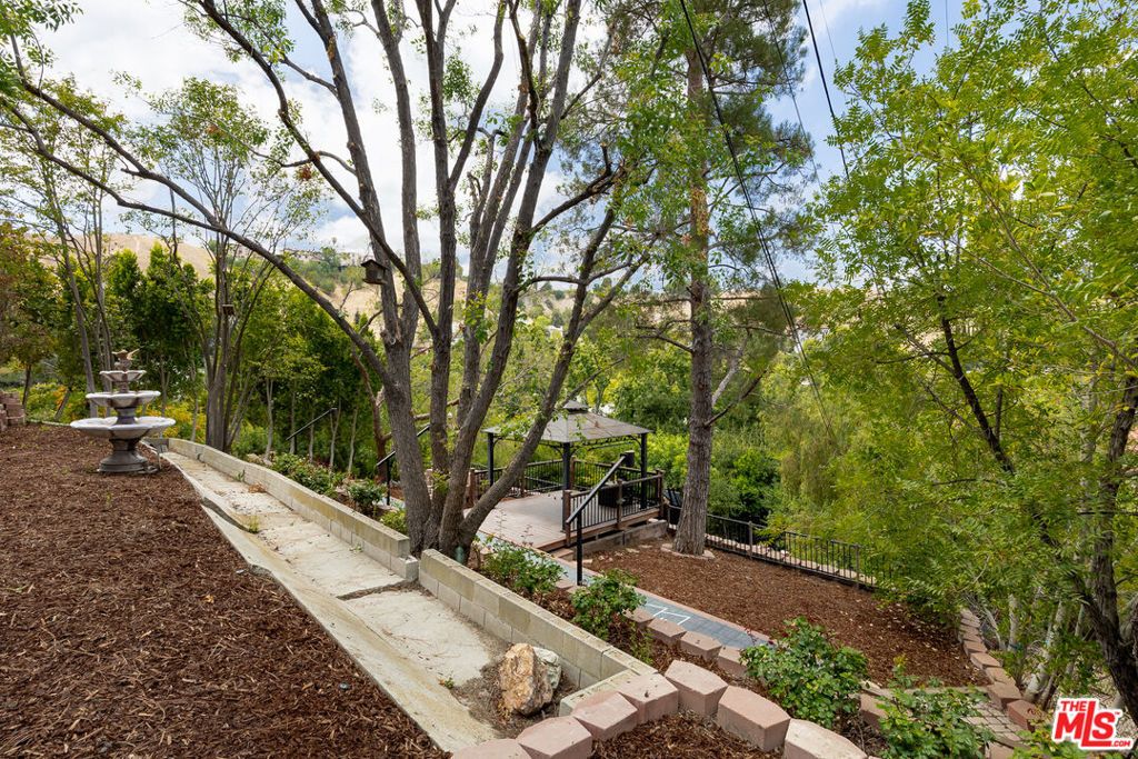 Image 32 of property listing at 4920 Llano Drive, Woodland Hills, CA 91364