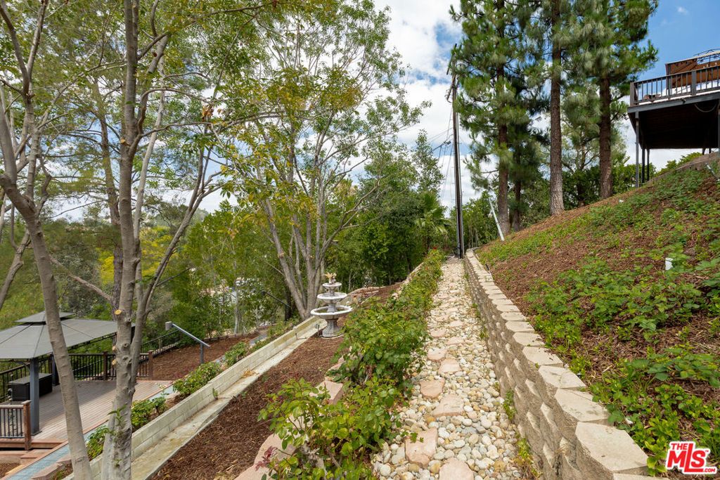 Image 34 of property listing at 4920 Llano Drive, Woodland Hills, CA 91364
