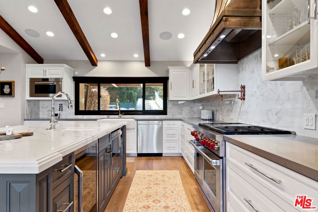 Image 5 of property listing at 4920 Llano Drive, Woodland Hills, CA 91364