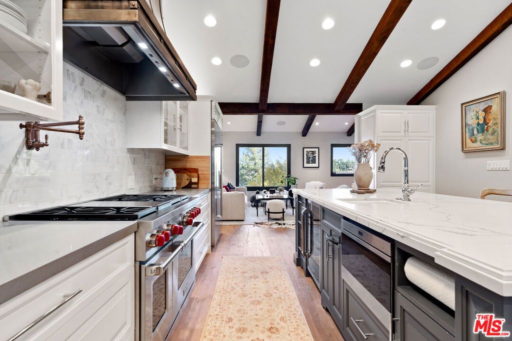 Image 6 of property listing at 4920 Llano Drive, Woodland Hills, CA 91364