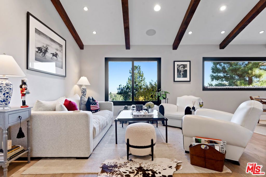Image 7 of property listing at 4920 Llano Drive, Woodland Hills, CA 91364