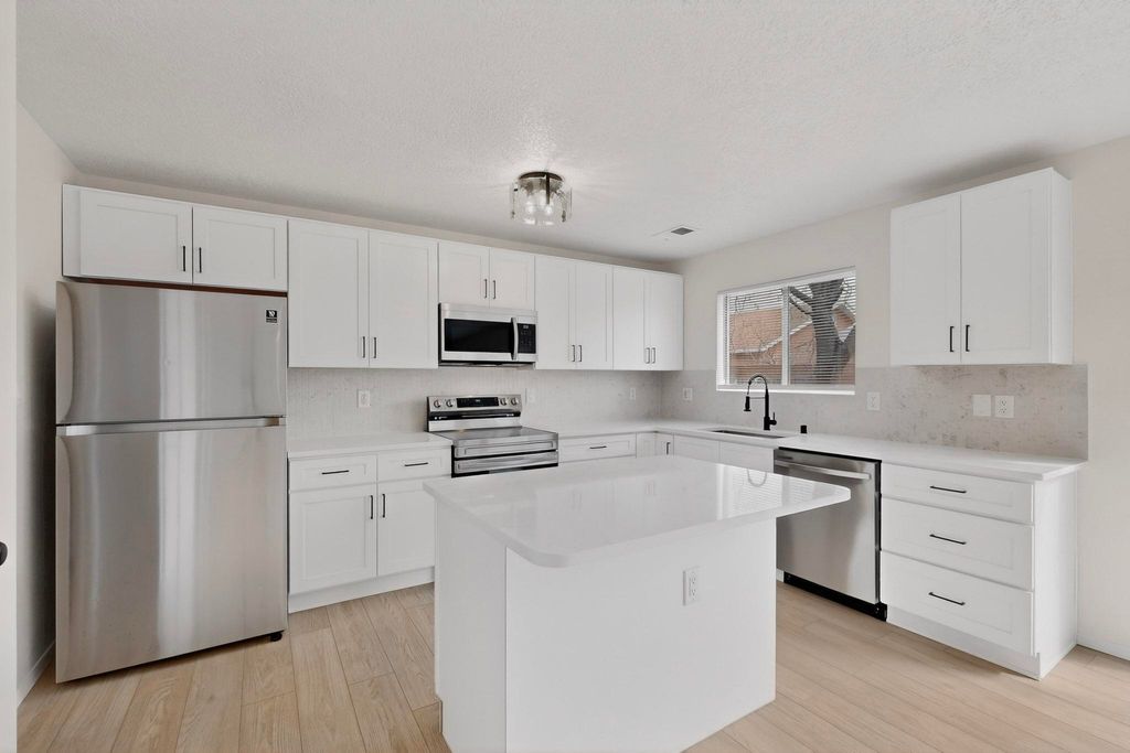 Image 13 of property listing at 2100 Sea Foam Street NW, Albuquerque, NM 87120