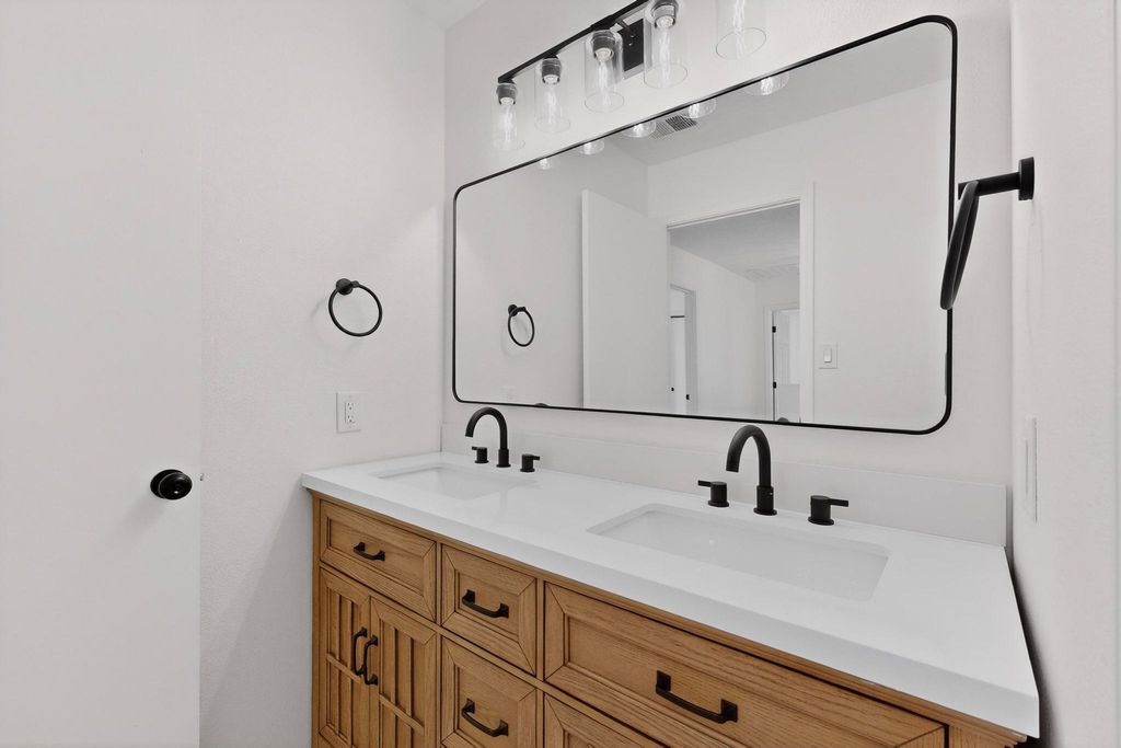 Image 26 of property listing at 2100 Sea Foam Street NW, Albuquerque, NM 87120