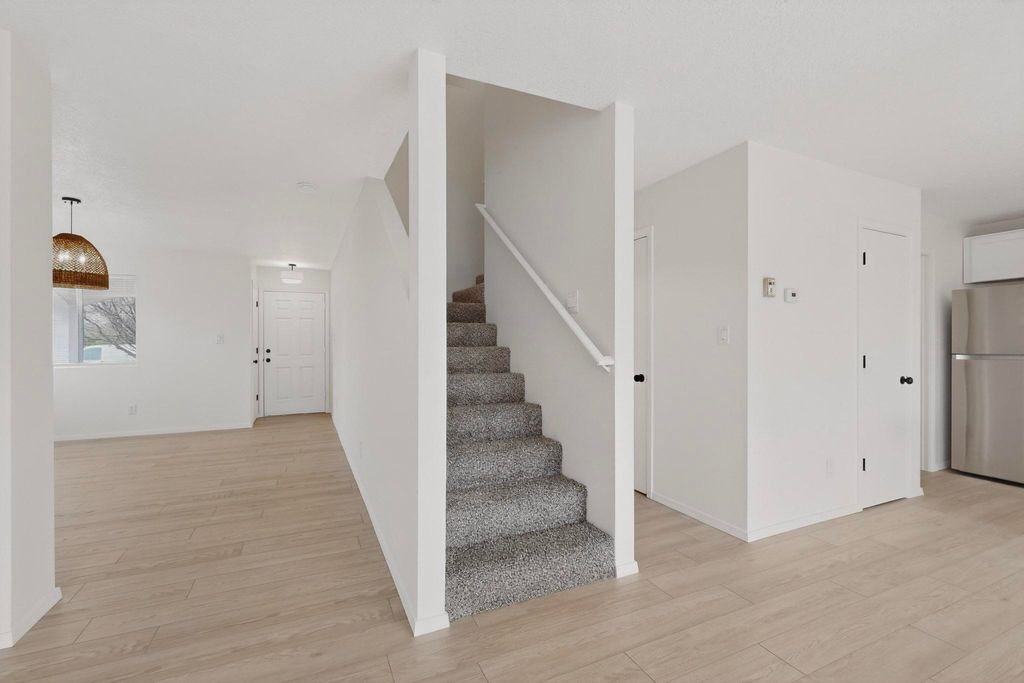 Image 5 of property listing at 2100 Sea Foam Street NW, Albuquerque, NM 87120