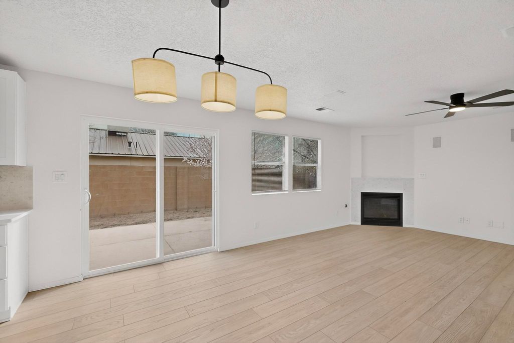 Image 7 of property listing at 2100 Sea Foam Street NW, Albuquerque, NM 87120