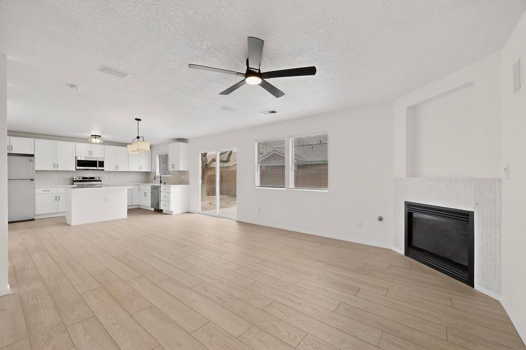 Image 8 of property listing at 2100 Sea Foam Street NW, Albuquerque, NM 87120