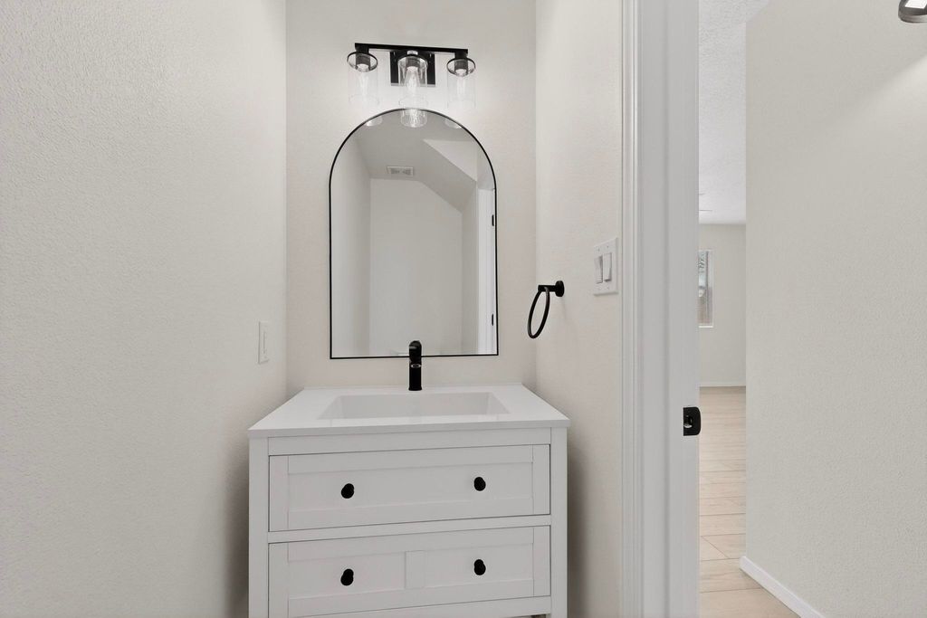 Image 9 of property listing at 2100 Sea Foam Street NW, Albuquerque, NM 87120