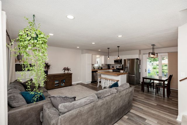 614 SE 8th Street, Ankeny, IA 50021